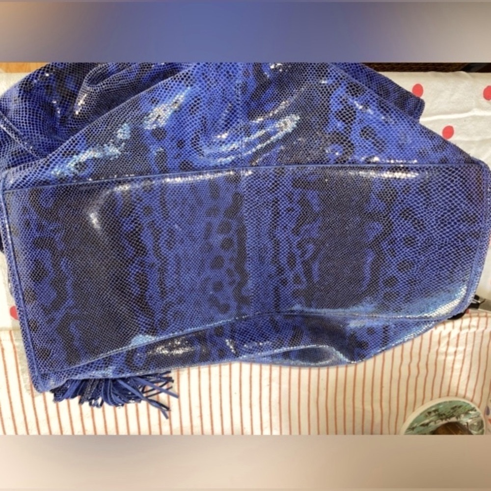 GILI Leather Blue Exotic Stirrup Hobo - Picture 5 of 7